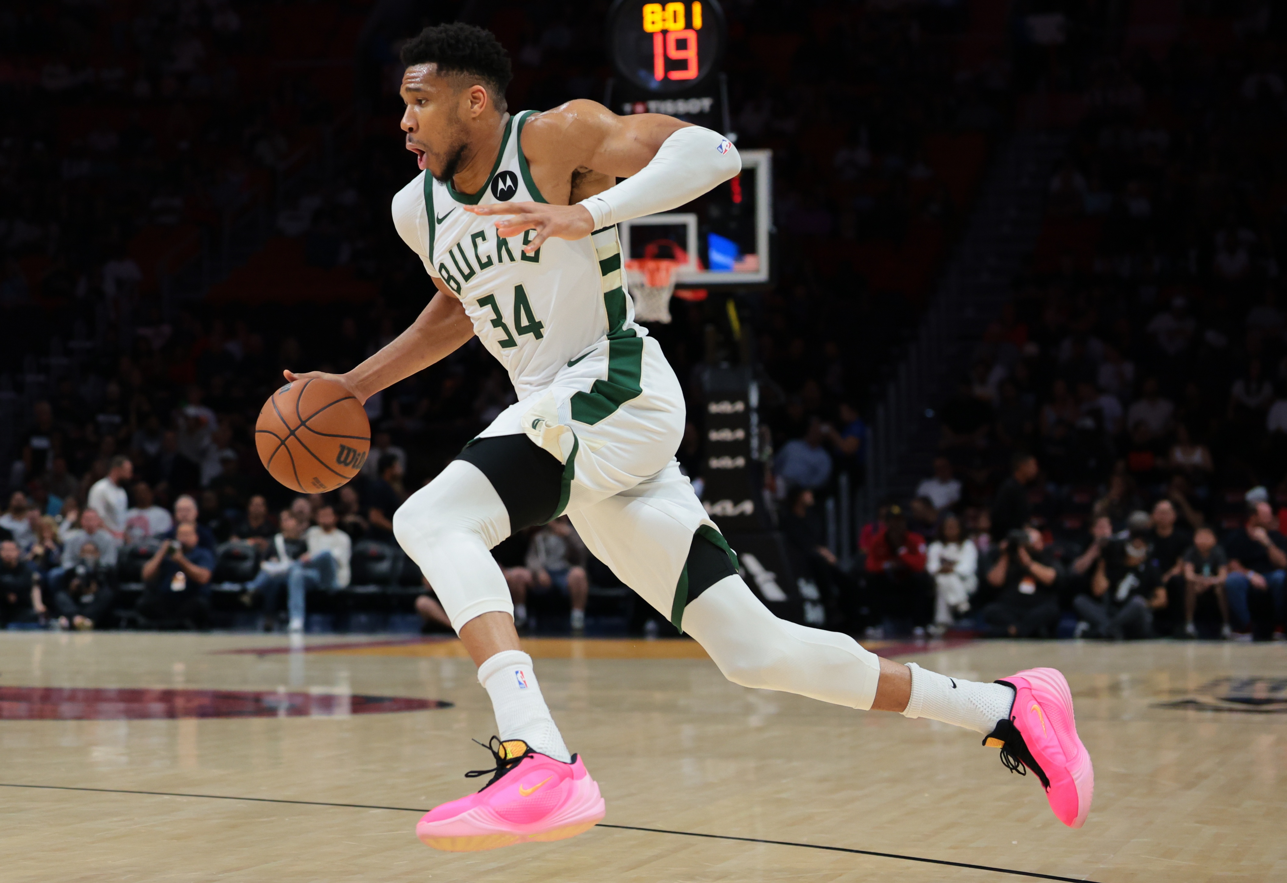 JRS低调看-字母哥常规赛160次至少轰30分10板5助 超越大O独占历史第一！